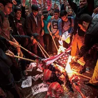 OMBUSTIBIL PENTRU FOC  Iranienii ard steaguri americane în timpul unei demonstraţii  anti-Statele Unite în faţa fostului sediu al ambasadei SUA din Teheran, pe 9 mai 2018, după ce Trump a denunţat acordul nuclear