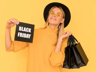 Femeie care cumpără la Black Friday - Foto: Freepik (rol ilustrativ)