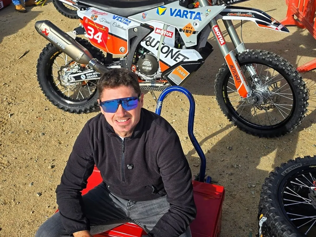 Mani, la verificarea motociletei pentru Dakar 2026 - Foto: Facebook / Emanuel Gyenes - Mani