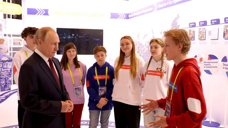 Tinerii români, invitați să meargă la școala de vară de la Moscova pe banii lui Putin - Foto: Profimedia