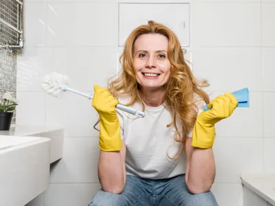 Cum scapi de petele galbene din toaletă cu un truc simplu? Ai nevoie de ceva din congelator: Foto: Freepik