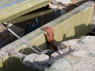 Oraşul Caraballeda, La Guaira. Cutremurul a lăsat în urmă un dezastru. Om care iese de sub dărâmături. I se vede doar mâna dreaptă - Foto: Profimedia Images
