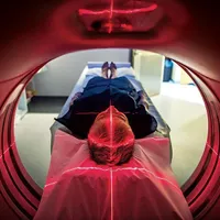 CĂUTAREA INDICIILOR Algoritmii „deep learning“ nu „înțeleg“ cu adevărat biologia cancerului pe care îl analizează, dar văd șabloane pe care nicio armată de doctoranzi nu le-ar vedea