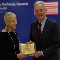 Sabina Fati a fost premiată, în 2017, de Ambasada SUA la București