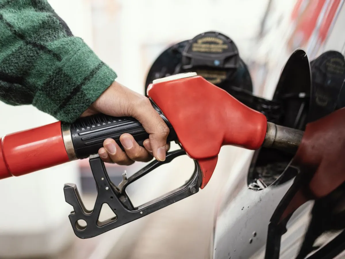 Bărbat alimentându-şi maşina cu carburant, la o pompă de benzină - Foto: Freepik/CC0