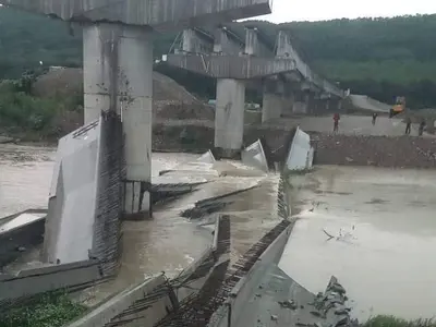 Urgie meteo, în nordul României. Grinzile unui pod peste Someș, dărâmate de vijelie - Foto: Facebook/Nicolae Moldovan