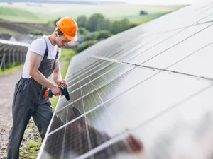 20.000 de români riscă să piardă finanțarea pentru Casa Verde. Lipsesc panourile fotovoltaice Foto: Freepik (fotografie cu caracter ilustrativ)