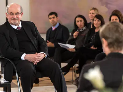 Scriitorul Salman Rushdie, în cadrul unui eveniment la Palatul Bellevue din Berlin, în anul 2017 - Foto: Profimedia Images