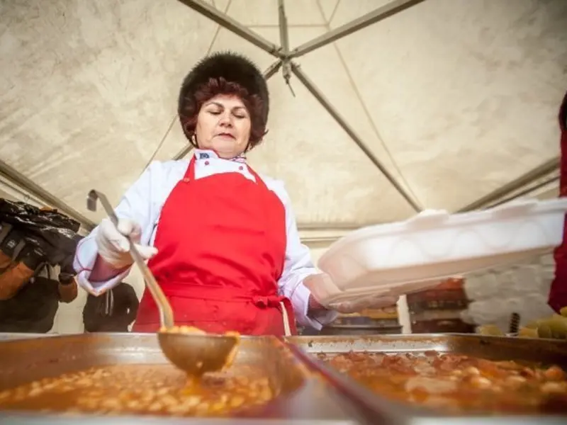 Ziua Unirii va fi marcată vineri, la Iaşi, cu fasole şi cârnaţi. Mii de porţii de fasole la ceaun - Foto: Ziarul de Iași/ Imagine cu caracter ilustrativ