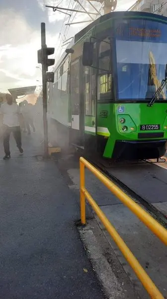 În București, circulă trei tramvaie „reșapate” de STB. În prima zi de lucru, dintr-unul a ieșit fum. / Foto: romaniatv.net