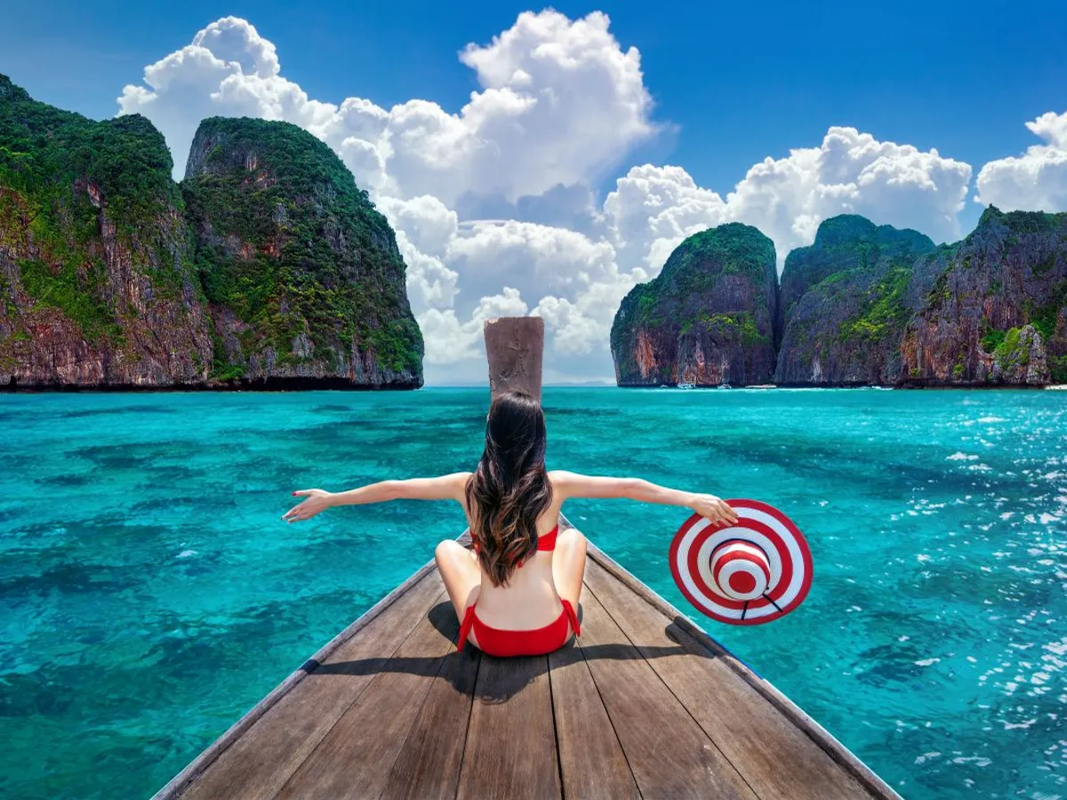 Fată frumoasă la plajă, în arhipelagul Koh Phi Phi, lângă Insula Phuket - Foto: Freepik/tawatchai07