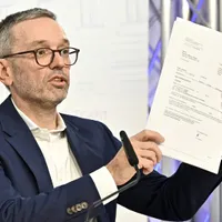 Liderul extremei drepte din Austria, bănuit că s-a vaccinat pe ascuns. A demonstrat că nu cu test. / Foto: vol.at