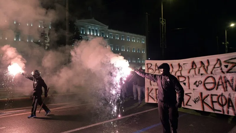 Protest în Atena, în faţa Parlamentului Grec, provocat de criză, în anul 2014 - Foto: Profimedia Images