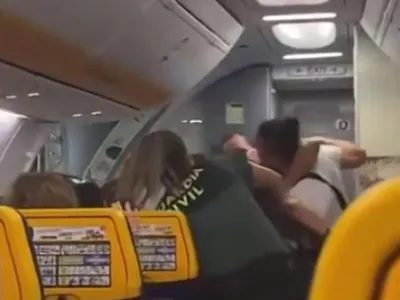 VIDEO O luptătoare MMA a bătut doi polițiști spanioli care voiau să o dea jos din avion. Oamenii legii au fost internați în spital