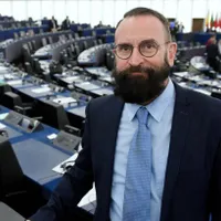 Conservatorul Jozsef Szajer, susținător al „familie tradiționale” în Constituție, a fost prins la o orgie gay. Sursa foto: MTI