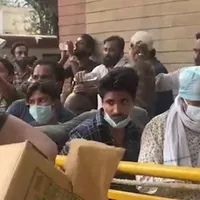Cozi interminabile în India pentru oxigen necesar bolnavilor de COVID. Pandemia face ravagii/FOTO: CNN