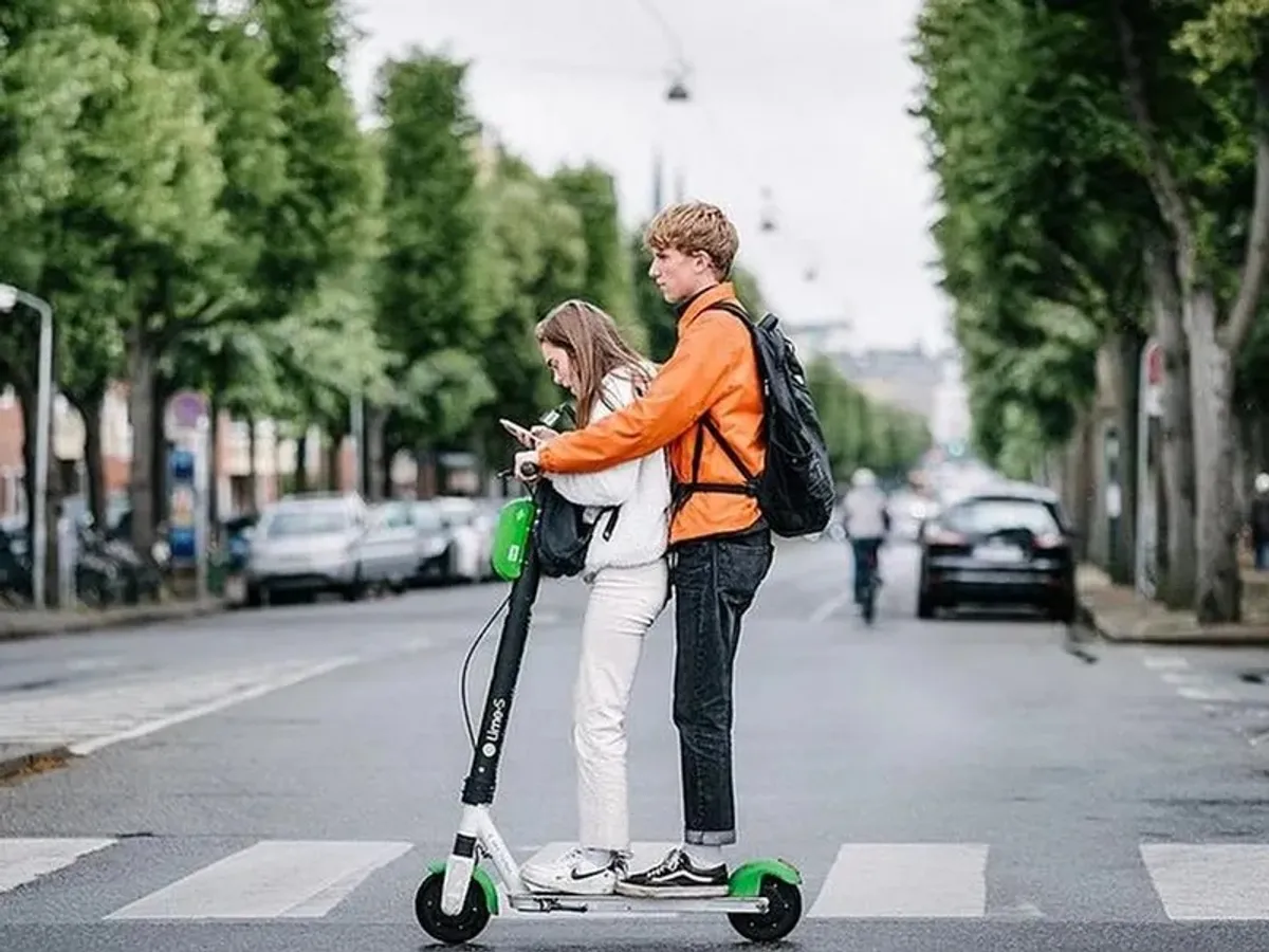 Mergi cu trotineta electrică, respectă regulile! Altfel, riști amendă. Poliția Rutieră explică clar legea