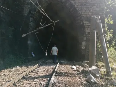 Un bolovan a căzut pe șine în zona Lainici Foto: gorjonline