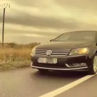 Tesla, depășită agresiv prin dreapta de un TDI pe „Drumul morții”. Ce sancțiune merita șoferul - Foto: captură video