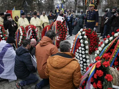 Slujbă în cimitir - Foto: INQUAM PHOTOS /Sabin Cirstoveanu
