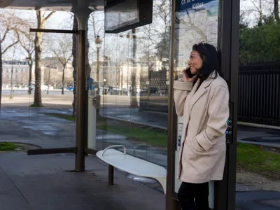Femeie în stația de autobuz - Foto: Magnific (Imagine cu rol ilustrativ)