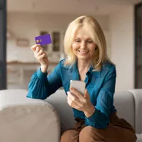 Casa de Pensie a anunțat ora când bagă vineri pensia și 400 lei bonus pe card. Banii, transferați - Foto: Freepik