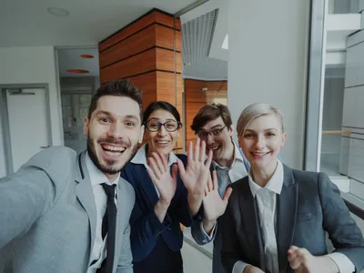 Grup de tineri care fac semne de salut - Foto: Pexels (cu rol ilustrativ)