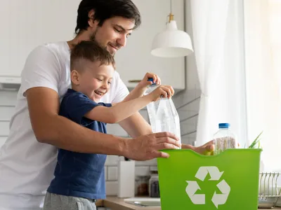 Tată și copil care reciclează PET-uri - Foto: Freepik (rol ilustrativ)