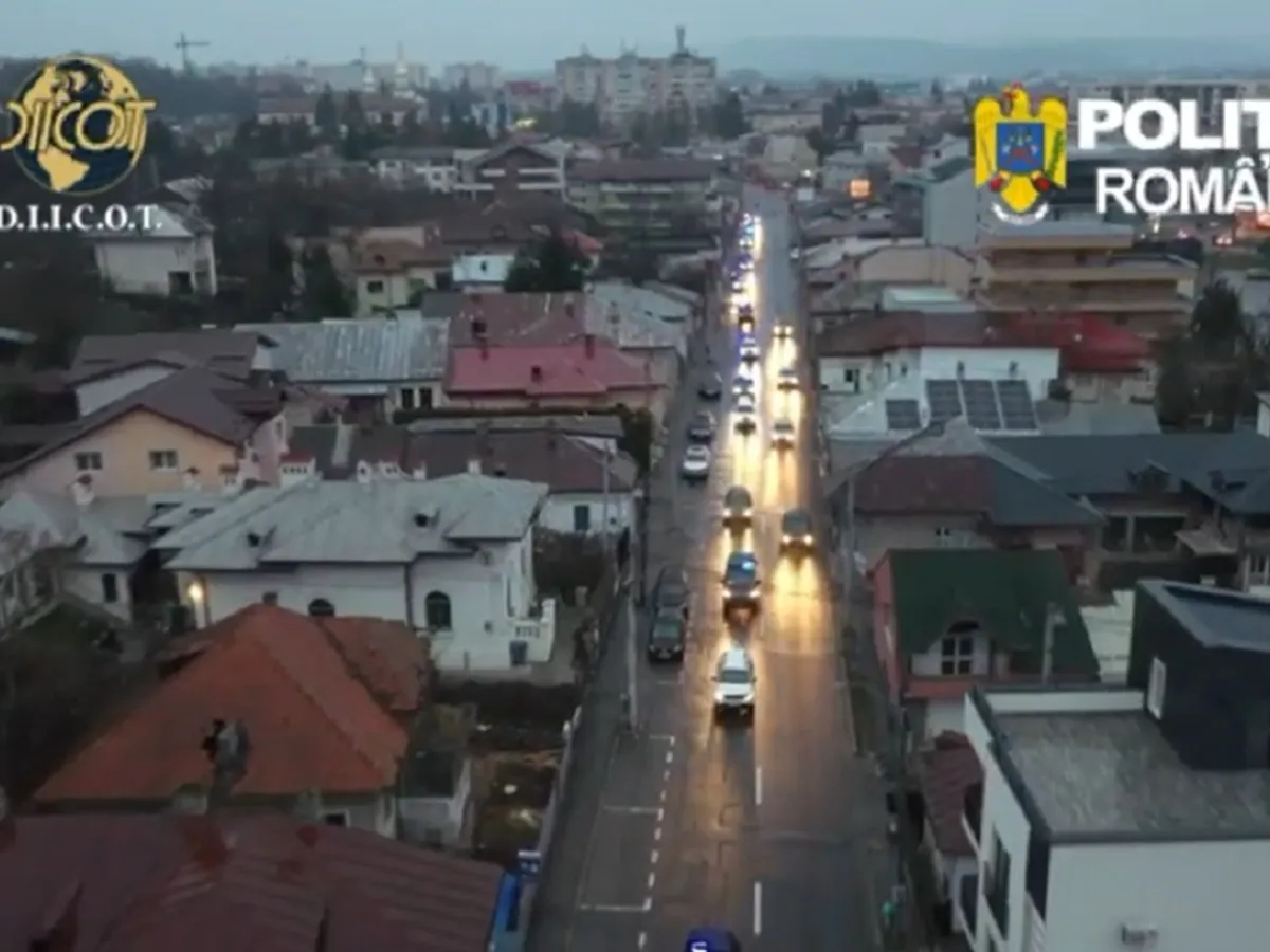 Percheziții în trei județe la traficanții de droguri. Printre clienți erau și elevi. Cum „fidelizau” clienți