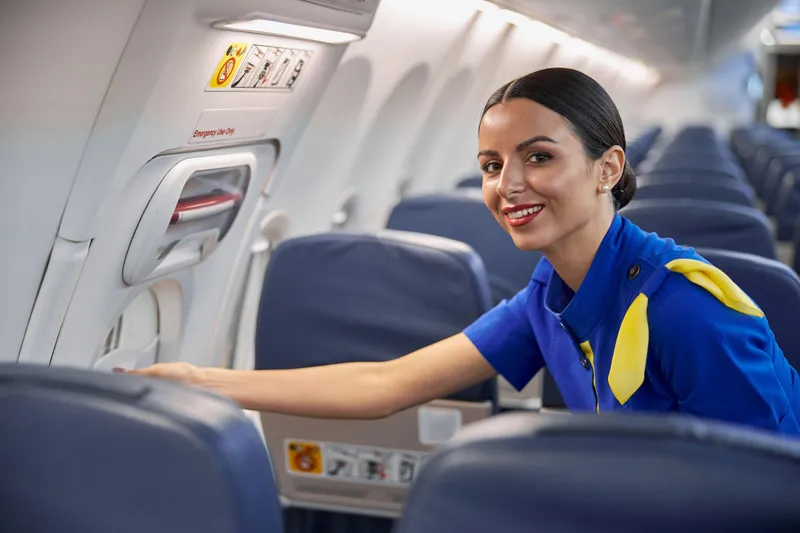 Stewardesă &icirc;n avion - Foto: Freepik
