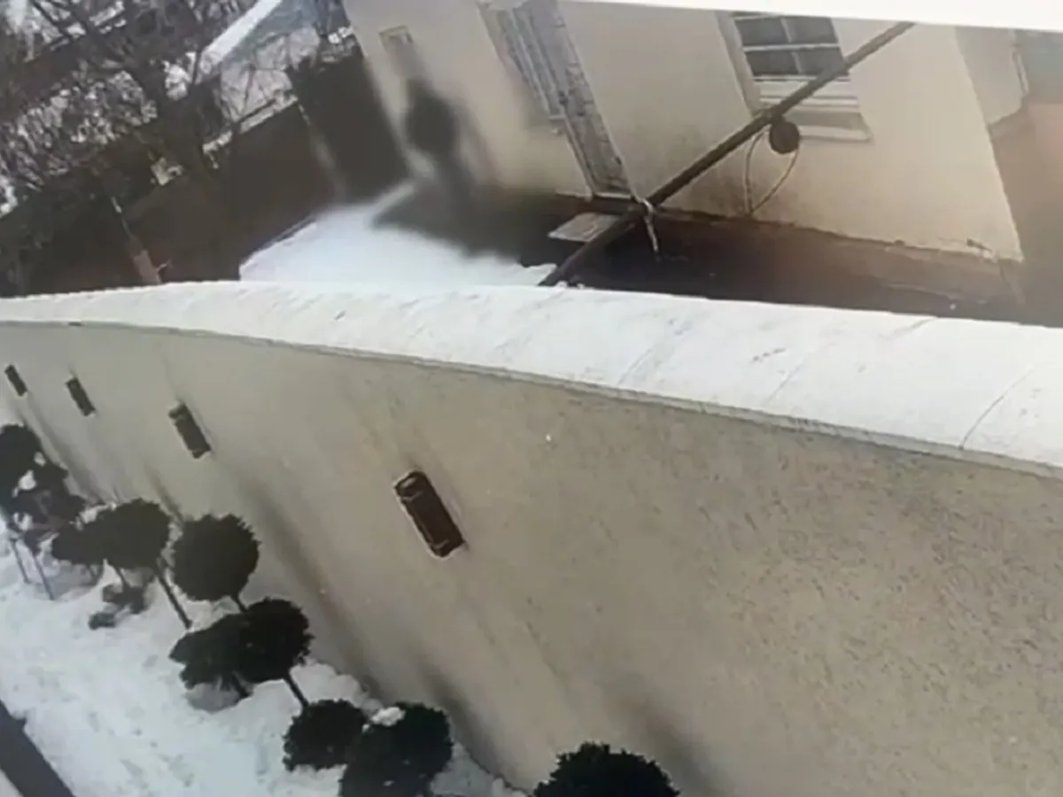 Un hoț a crezut că dă lovitura și a spart o casă. Vecinii au alertat Poliția. Ce a furat?