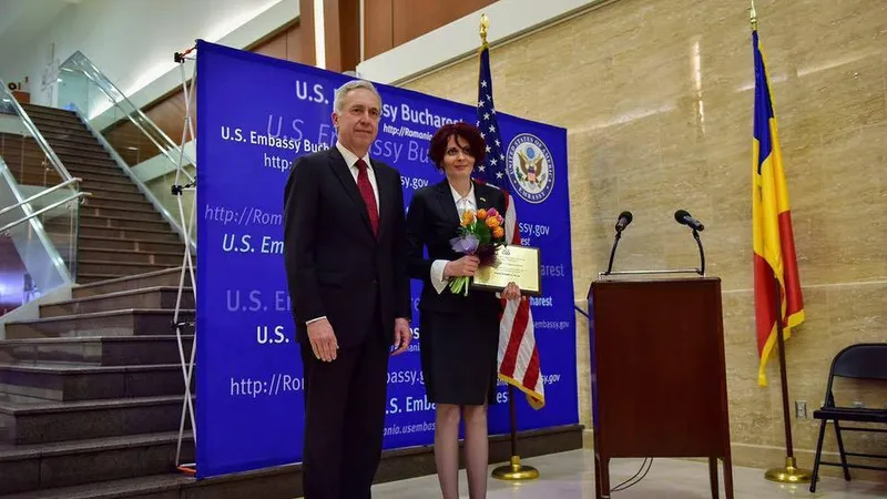 Mădălina Turza şi ambsadorul american Hans Klemm, în 2016. Atunci, activista a primit premiul „Femei curajoase” din partea Departamentului de Stat al SUA. FOTO: Madalinaturza.info