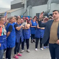 George Simion, baie de mulțime într-o fabrică de încălțăminte. Aplaudat ca pe Ceaușescu