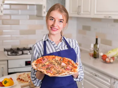 Femeie care a făcut pizza - Foto: Magnific.com (Imagine cu rol ilustrativ)