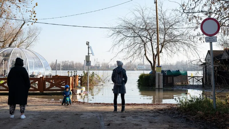VREMEA Budapesta, „înghițită” de ape. Dunărea ajunge la 6 metri. Ce se va întâmpla în România? - Foto: Index.hu / Jennifer Varga