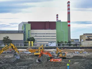 Muncitorii pregătesc terenul pentru substructura blocurilor cinci și șase ale Centralei Nucleare Paks 2 - Foto: Profimedia Images