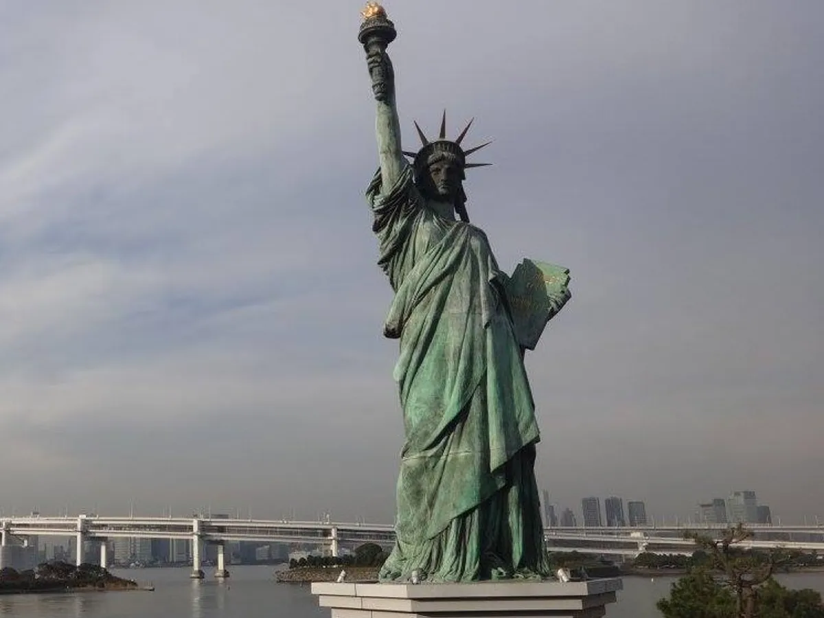 Mini-statuia va fi expusă pe Insula Ellis din New York. Foto: Facebook