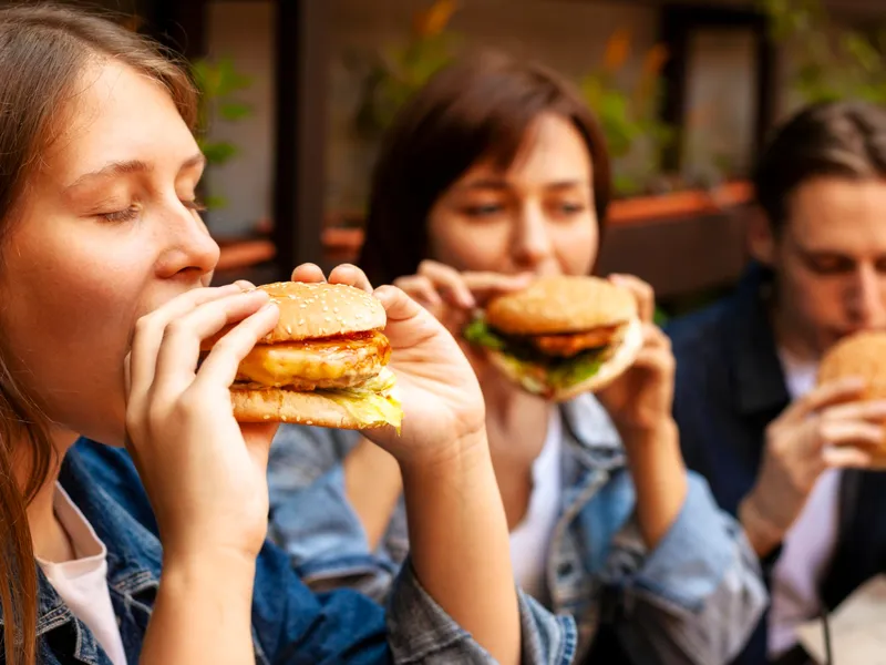 Ce restaurant de fast-food vine în România să concureze cu McDonald's? Cât costă un hamburger? - Foto: Freepik.com (Fotografie cu rol ilustrativ)