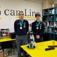 Doi elevi din Iași au inventat robotul care colectează gunoaie. Ei au fost premiați în Tunisia - Foto: ZdI