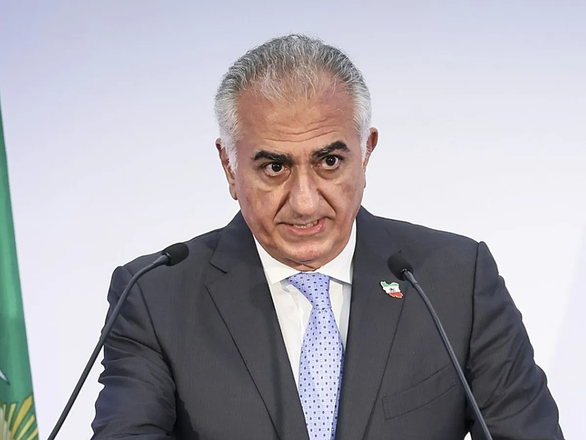 Reza Pahlavii, în conferinţă de presă, astăzi - Foto: Profimedia Images