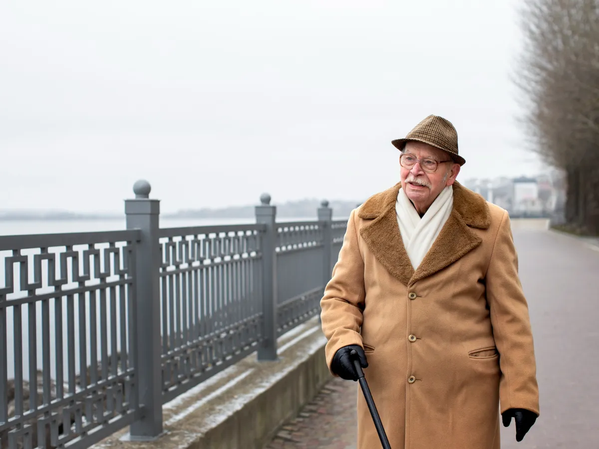 Pensionar se plimbă la pensie - Foto: Frepik