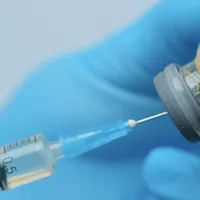 O nouă tranșă de 432.000 doze de vaccin anti-COVID AstraZeneca ajunge în România. / Foto: economica.net