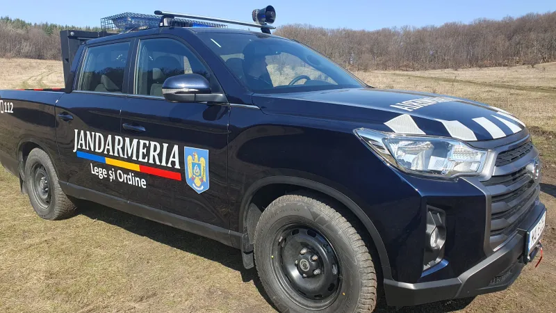 Jandarmeria s-a dotat cu 51 de pick-up-uri. Girofarul, goarna și troliul au dublat prețul - Foto: jandarmeriabistrita.ro
