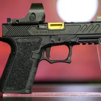 VIDEO Pistoale „Gucci Glock” pentru agenții ce apără focoasele nucleare SUA. Inspirate de John Wick / youtube