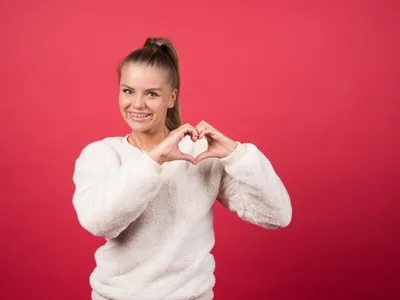 Femeie care face o inimioară - Foto: Freepik (Imagine cu rol ilustrativ)