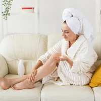 Femeie care își îngrijește picoarele - Foto: Freepik (Imagine cu rol ilustrativ)