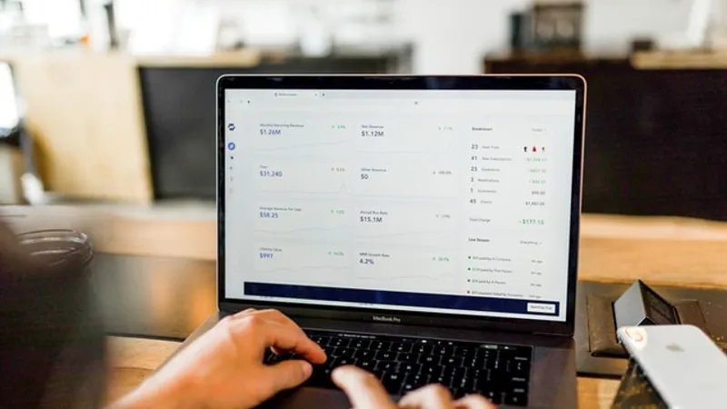 Persoanele care au postat anunțuri de vânzare pe site-uri să nu comunice datele de pe card/FOTO: unsplash.com