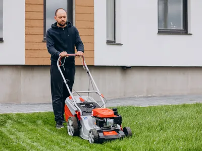 Bărbat care tunde gazonul - Foto: Freepik (Imagine cu rol ilustrativ)