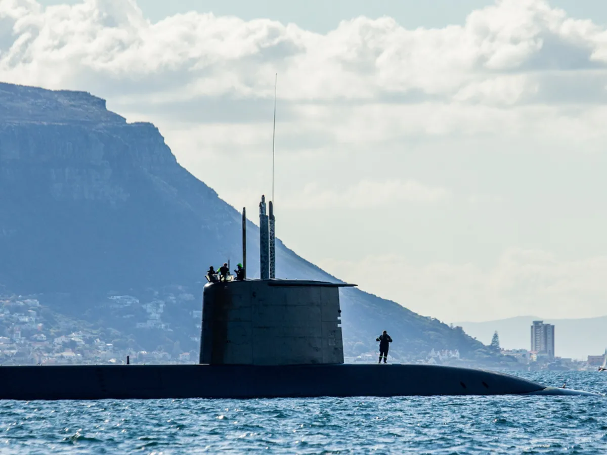 Puşcaşii marini francezi au deschis focul asupra dronelor care survolau baza nucleară Île Longue