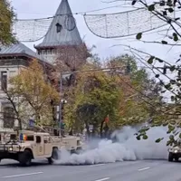 „Arma secretă” a Armatei Române învăluie adversarul în fum. Un Humvee s-a defectat la paradă - Foto: captură video